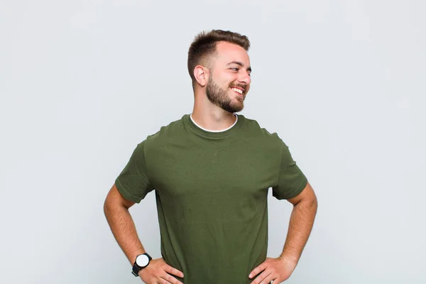 Jonge Man Kijkt Gelukkig Vrolijk Zelfverzekerd Glimlachend Trots Zoek Naar — Stockfoto