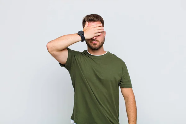 Joven Cubriendo Los Ojos Con Una Mano Sintiéndose Asustado Ansioso — Foto de Stock