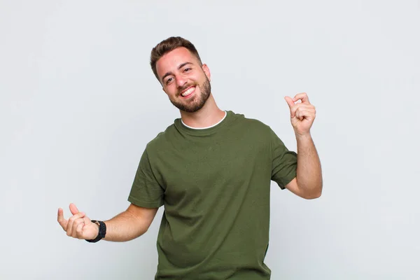 Jeune Homme Souriant Sentant Insouciant Détendu Heureux Dansant Écoutant Musique — Photo