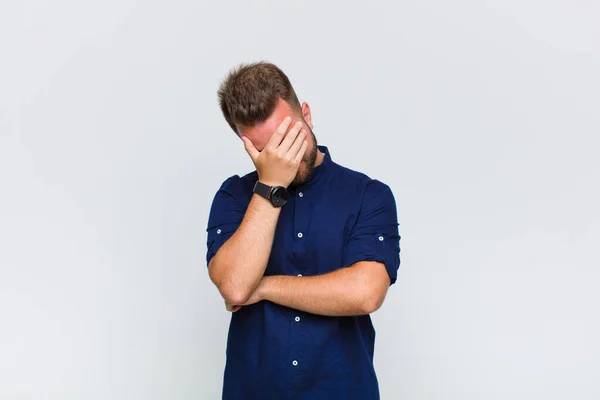 Młody Mężczyzna Wygląda Zestresowanego Zawstydzonego Lub Zdenerwowanego Bólem Głowy Zakrywającym — Zdjęcie stockowe