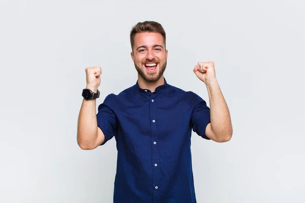 Genç Adam Mutlu Şaşırmış Gururlu Bağırıyor Başarıyı Büyük Bir Gülümsemeyle — Stok fotoğraf