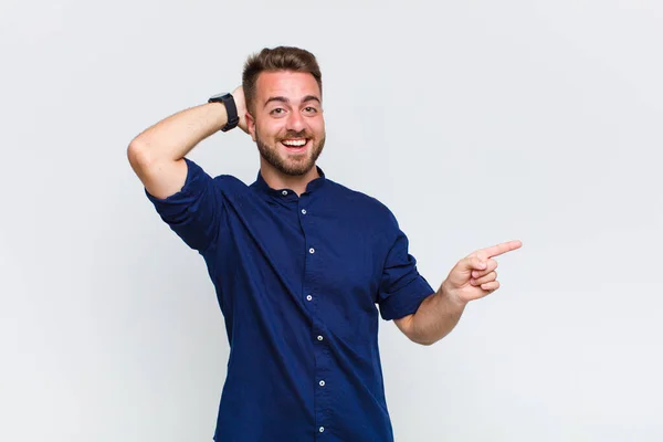 Genç Adam Gülüyor Mutlu Pozitif Şaşırmış Görünüyor Yan Fotokopi Alanını — Stok fotoğraf