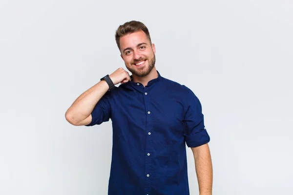 Jovem Rindo Alegremente Confiantemente Com Sorriso Casual Feliz Amigável — Fotografia de Stock