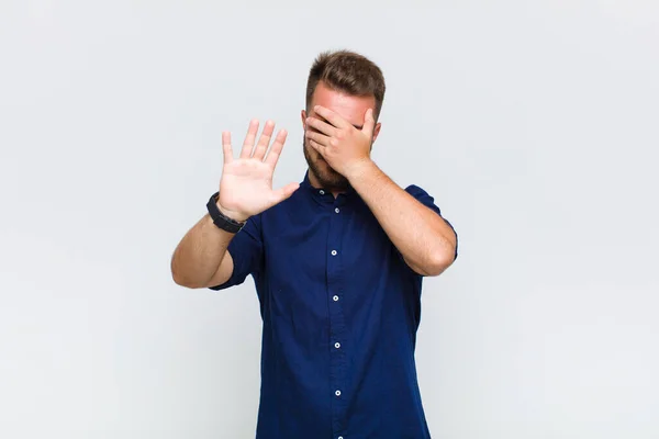 Jonge Man Bedekken Gezicht Met Hand Zet Andere Hand Naar — Stockfoto