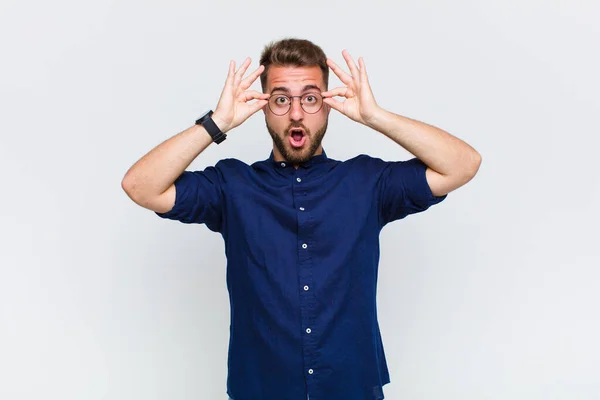 Joven Que Siente Sorprendido Sorprendido Sorprendido Sosteniendo Gafas Con Mirada — Foto de Stock