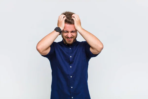 Joven Sintiéndose Estresado Frustrado Levantando Las Manos Cabeza Sintiéndose Cansado — Foto de Stock