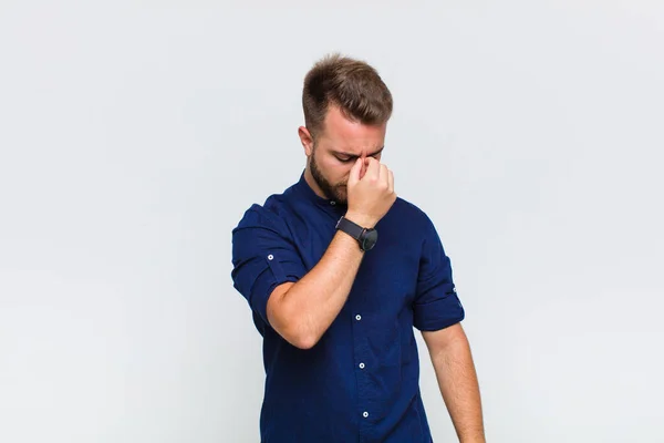 Jeune Homme Sentant Stressé Malheureux Frustré Touchant Front Souffrant Migraine — Photo