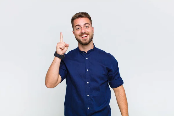 Joven Sintiéndose Como Genio Feliz Emocionado Después Darse Cuenta Una —  Fotos de Stock