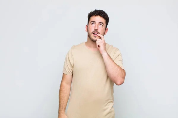 Joven Con Mirada Sorprendida Nerviosa Preocupada Asustada Mirando Lado Hacia — Foto de Stock