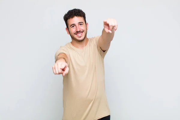 Jovem Sentindo Feliz Confiante Apontando Para Câmera Com Duas Mãos — Fotografia de Stock