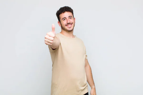 Jovem Sentindo Orgulhoso Despreocupado Confiante Feliz Sorrindo Positivamente Com Polegares — Fotografia de Stock