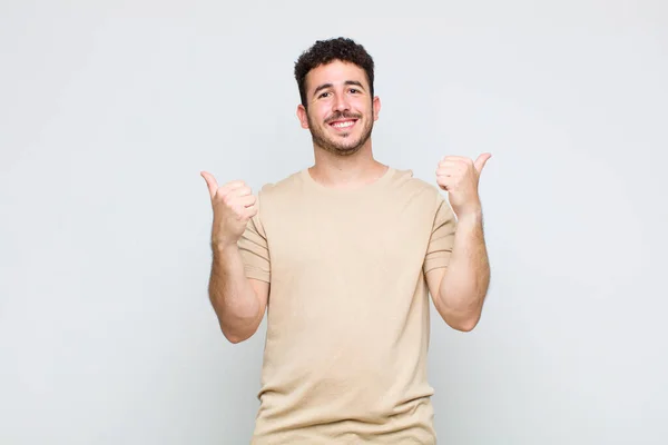 Jovem Sorrindo Alegremente Parecendo Feliz Sentindo Despreocupado Positivo Com Ambos — Fotografia de Stock