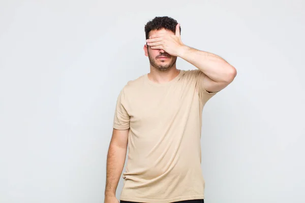 Joven Cubriendo Los Ojos Con Una Mano Sintiéndose Asustado Ansioso — Foto de Stock