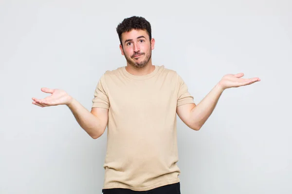 Joven Mirando Perplejo Confundido Estresado Preguntándose Entre Diferentes Opciones Sintiéndose — Foto de Stock