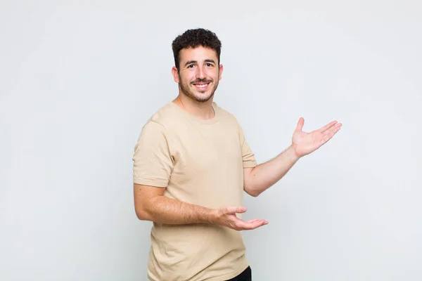 Jovem Sorrindo Orgulhoso Confiante Sentindo Feliz Satisfeito Mostrando Conceito Sobre — Fotografia de Stock