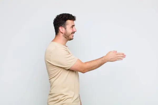 Jongeman Lacht Groet Biedt Een Hand Schudden Een Succesvolle Deal — Stockfoto