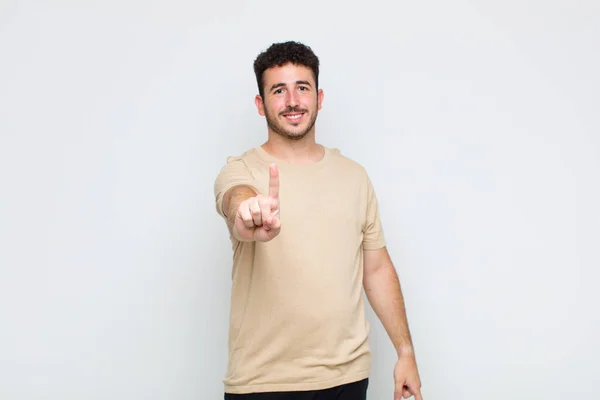 Jovem Sorrindo Orgulhosamente Confiantemente Fazendo Pose Número Triunfante Sentindo Como — Fotografia de Stock