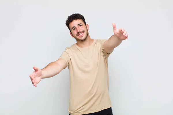 Jovem Sorrindo Alegremente Dando Abraço Caloroso Amigável Amoroso Sentindo Feliz — Fotografia de Stock