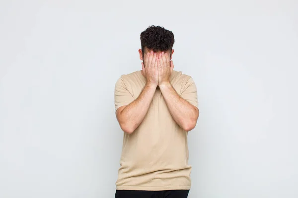 Ung Mann Føler Seg Trist Frustrert Nervøs Deprimert Dekker Ansiktet – stockfoto