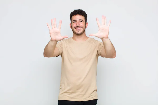 Jongeman Glimlachend Vriendelijk Nummer Tien Tiende Met Hand Vooruit Aftellen — Stockfoto