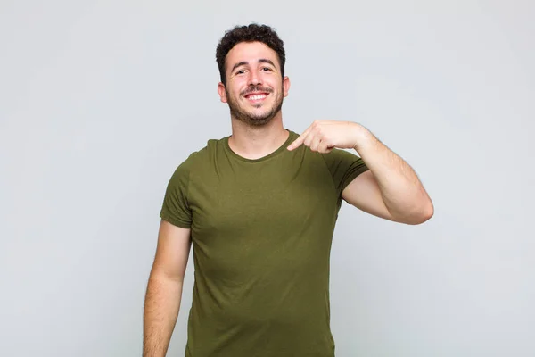 Joven Que Feliz Orgulloso Sorprendido Señalando Alegremente Mismo Sintiéndose Seguro —  Fotos de Stock