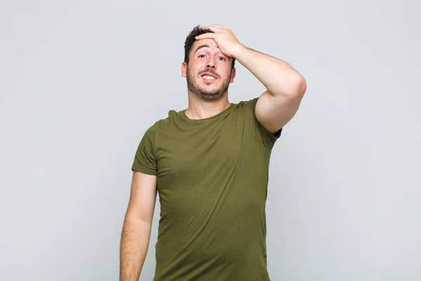 Joven Entrando Pánico Por Una Fecha Límite Olvidada Sintiéndose Estresado — Foto de Stock