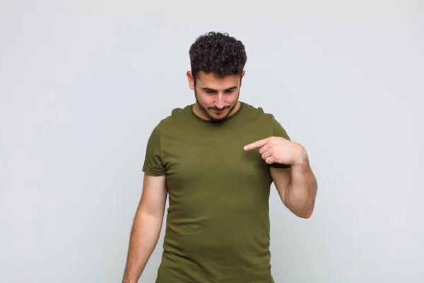 Joven Sonriendo Alegre Casualmente Mirando Hacia Abajo Señalando Hacia Pecho — Foto de Stock