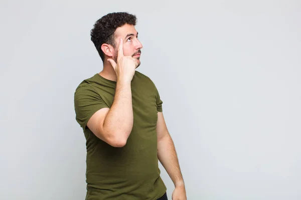 Joven Con Una Mirada Concentrada Preguntándose Con Una Expresión Dudosa — Foto de Stock