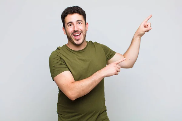 Joven Sintiéndose Alegre Sorprendido Sonriendo Con Una Expresión Conmocionada Señalando —  Fotos de Stock