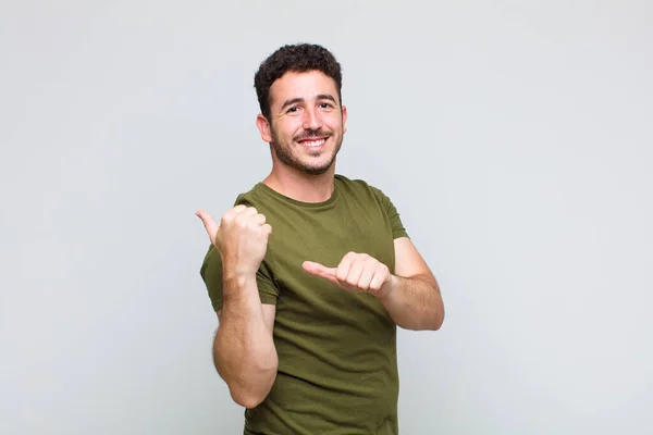 Joven Sonriendo Alegre Casualmente Apuntando Copiar Espacio Costado Sintiéndose Feliz —  Fotos de Stock