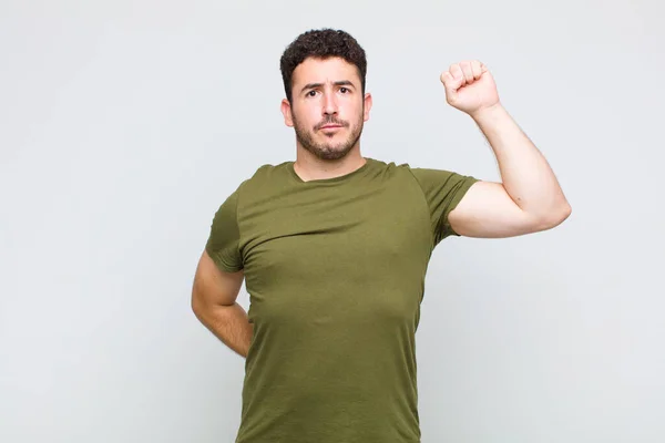 Joven Sintiéndose Serio Fuerte Rebelde Levantando Puño Protestando Luchando Por — Foto de Stock