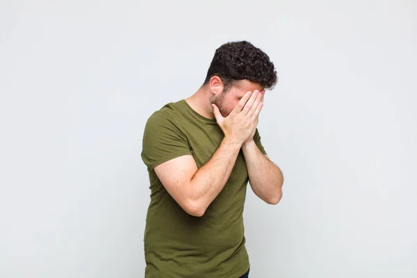 Jeune Homme Couvrant Les Yeux Avec Les Mains Regard Triste — Photo