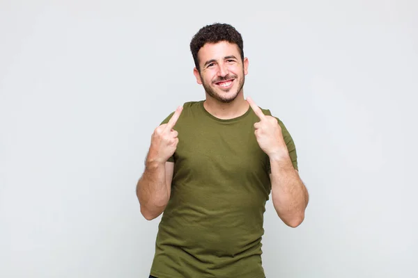 Giovane Che Sente Provocatorio Aggressivo Osceno Ribaltando Dito Medio Con — Foto Stock