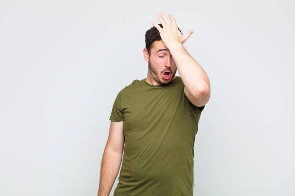 Young Man Raising Palm Forehead Thinking Oops Making Stupid Mistake — Stockfoto
