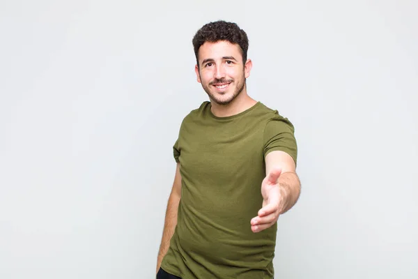 Giovane Uomo Sorridente Guardando Felice Fiducioso Amichevole Offrendo Una Stretta — Foto Stock