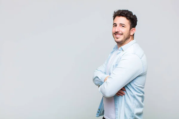 Jovem Sorrindo Para Câmera Com Braços Cruzados Uma Expressão Feliz — Fotografia de Stock