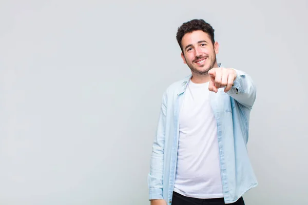 Jovem Apontando Para Câmera Com Sorriso Satisfeito Confiante Amigável Escolhendo — Fotografia de Stock