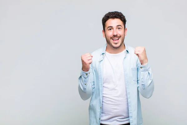 Joven Siente Sorprendido Emocionado Feliz Riendo Celebrando Éxito Diciendo Wow —  Fotos de Stock