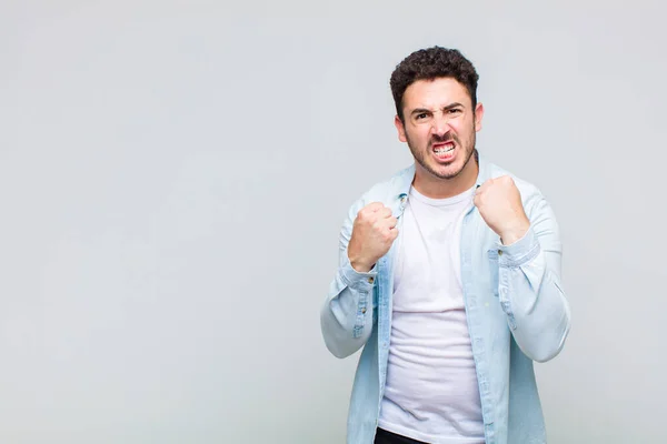 Jovem Gritando Agressivamente Com Olhar Irritado Frustrado Irritado Punhos Apertados — Fotografia de Stock