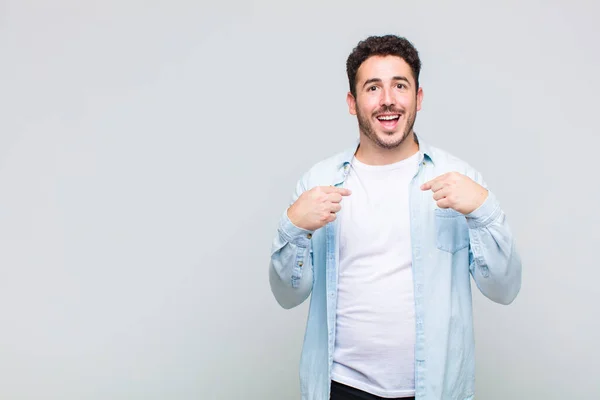 Joven Sintiéndose Feliz Sorprendido Orgulloso Señalándose Mismo Con Una Mirada —  Fotos de Stock