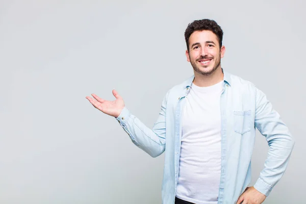 Giovane Uomo Sorridente Fiducioso Successo Felice Mostrando Concetto Idea Spazio — Foto Stock