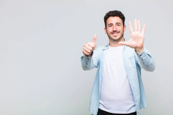 Jeune Homme Souriant Regardant Amical Montrant Numéro Six Sixième Avec — Photo