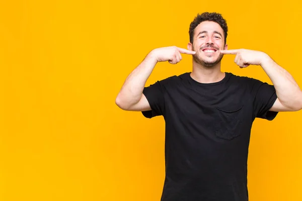 Joven Sonriendo Con Confianza Señalando Propia Amplia Sonrisa Actitud Positiva — Foto de Stock