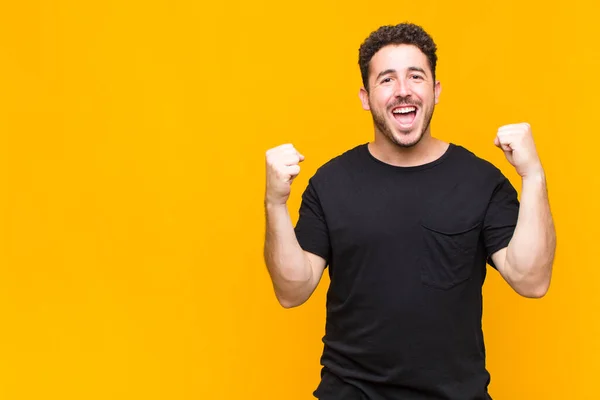 Joven Sintiéndose Feliz Sorprendido Orgulloso Gritando Celebrando Éxito Con Una —  Fotos de Stock