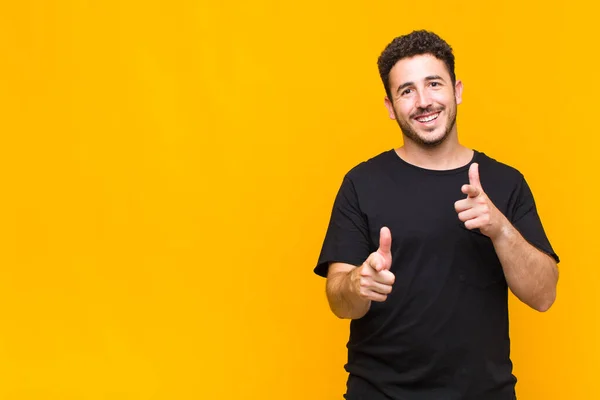 Jovem Sorrindo Com Uma Atitude Positiva Bem Sucedida Feliz Apontando — Fotografia de Stock