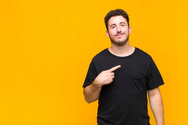 Joven Que Mira Orgulloso Confiado Feliz Sonriendo Señalándose Mismo Haciendo —  Fotos de Stock