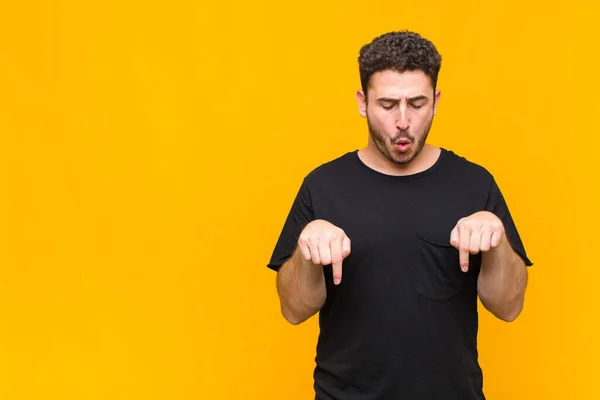 Junger Mann Mit Offenem Mund Der Mit Beiden Händen Nach — Stockfoto