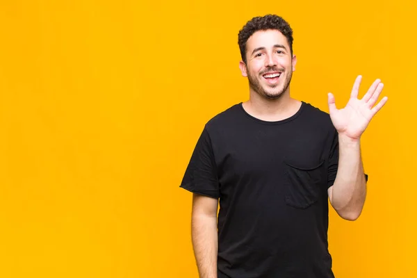 Jovem Sentindo Feliz Surpreso Alegre Sorrindo Com Atitude Positiva Percebendo — Fotografia de Stock