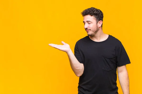 Jovem Sentindo Feliz Sorrindo Casualmente Olhando Para Objeto Conceito Segurado — Fotografia de Stock