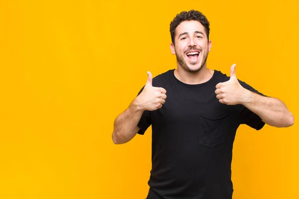 Jovem Sorrindo Forma Ampla Olhando Feliz Positivo Confiante Bem Sucedido — Fotografia de Stock